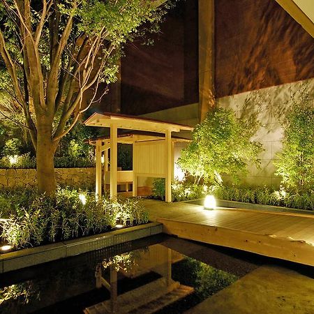 Готель Hakone Tokinoshizuku Екстер'єр фото A Japanese garden at night