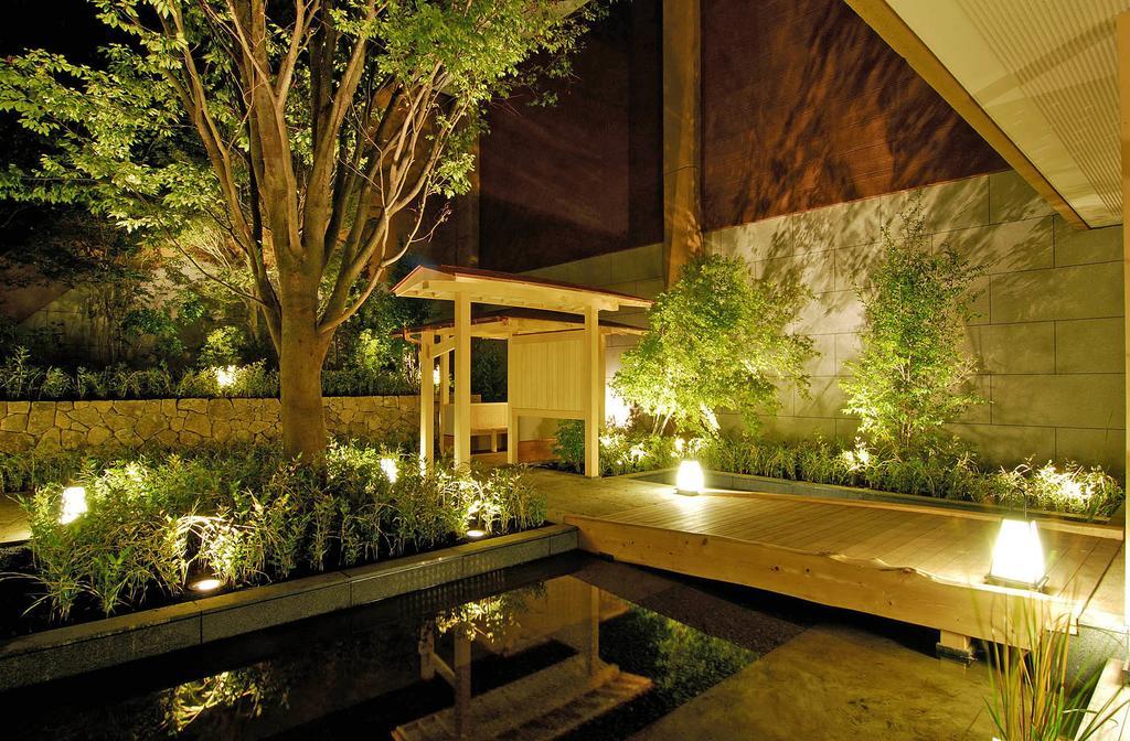 Готель Hakone Tokinoshizuku Екстер'єр фото A Japanese garden at night