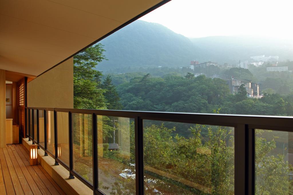 Готель Hakone Tokinoshizuku Екстер'єр фото A glass balustrade