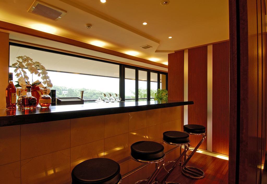 Готель Hakone Tokinoshizuku Екстер'єр фото A bar at a hotel