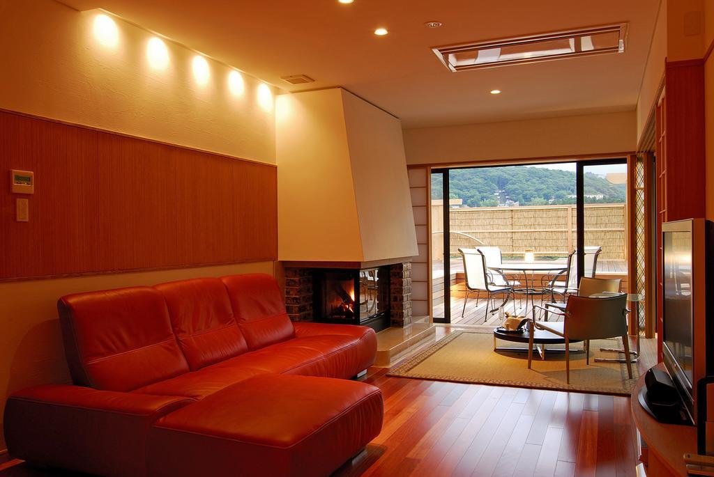Готель Hakone Tokinoshizuku Номер фото A living room with a fireplace
